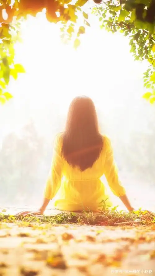 光芒下的小姐姐背影