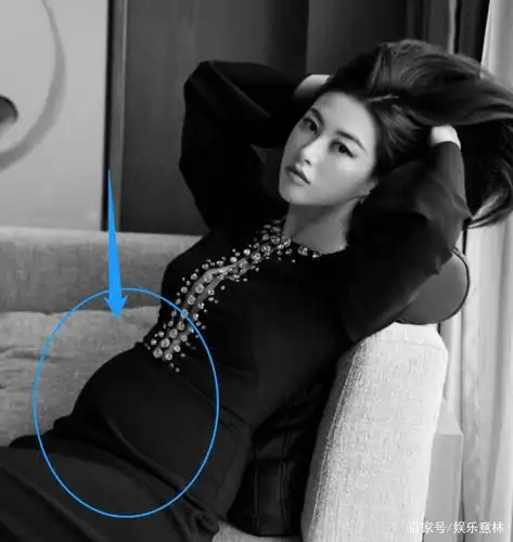 速度是真快!朱珠结婚不到半个月, 就挺着肚子走红毯