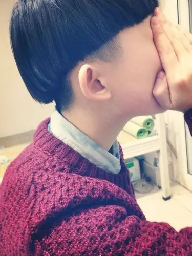 我帮我的同学问一下他脸型是否适合剪西瓜头阿