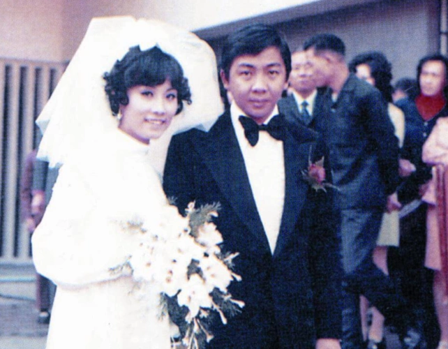 汪明荃晒与罗家英合照庆结婚12周年无儿女住上亿豪宅生活惬意