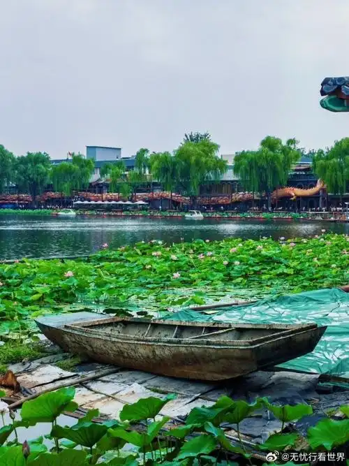 虽然这里游客众多,但周边遍布北京的老胡同,还有各种小店和非遗