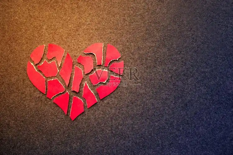 纸上红色的心碎在黑暗的感觉背景马赛克纸心碎片破碎