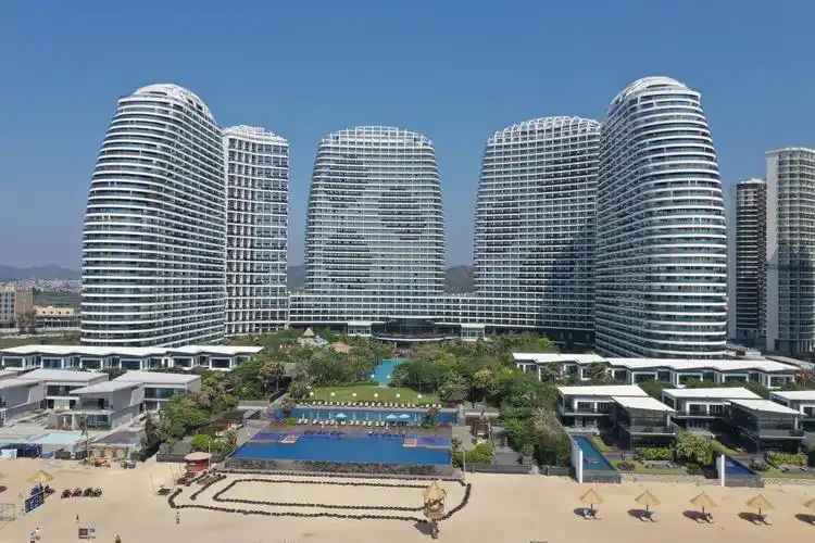 写美篇  檀悦豪生度假酒店,六星级,是双月湾最美的酒店,位于双月湾和