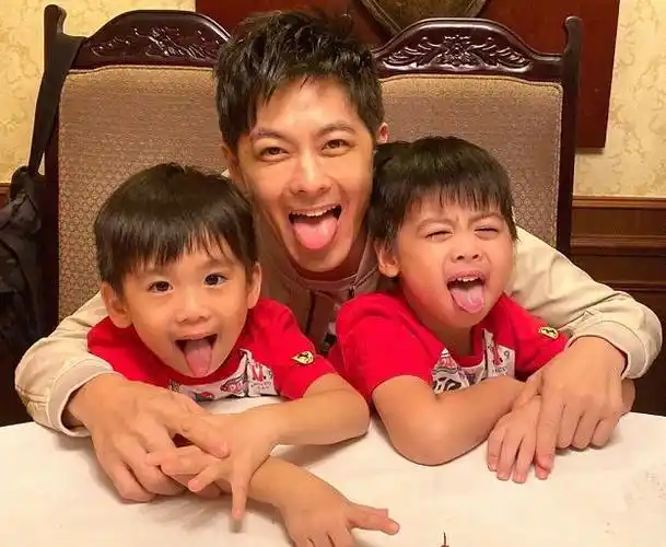 林志颖老婆晒儿子,kimi挡脸出镜,暴风成长体型健壮完全大人模样