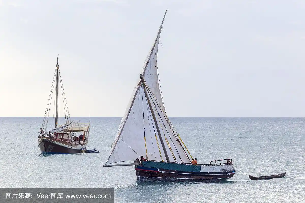 单桅帆船展示了这艘美丽的传统帆船的规模和威力