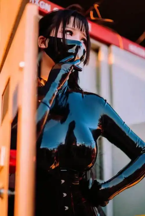 "胶衣"小姐姐也能让你心动?不好意思,毕竟真的很惊艳