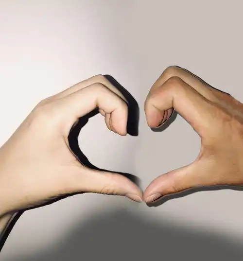 求大神帮忙p图,把俩个手p成心形.