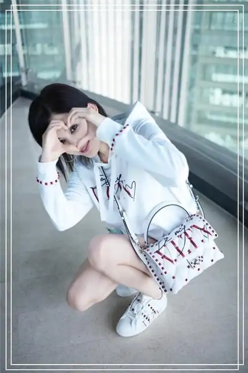 同时热裤的款式,即使把上衣完全的露出来也不会让古力娜扎的身材看