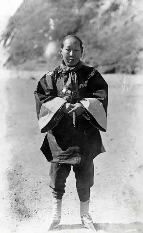 每天老照片6038历史老照片1905年的中国缠足女人