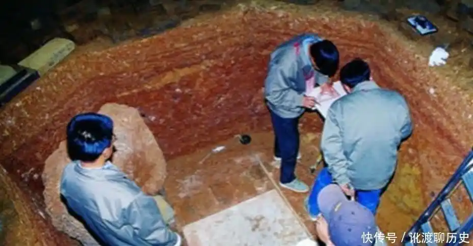 雷峰塔地宫发掘老照片没发现传说中的白蛇却发掘出了大量珍贵文物