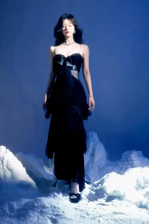 赵露思吊带透视黑裙