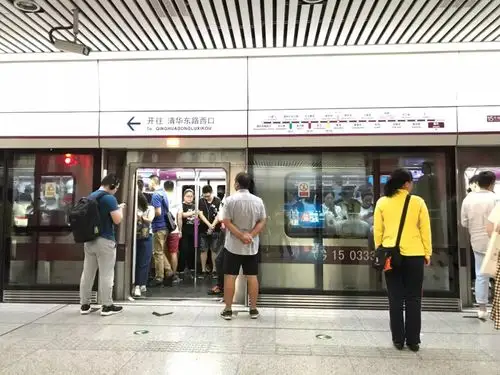 早晨6点,我在北京地铁"偷窥"了24站!看到了人生百态……