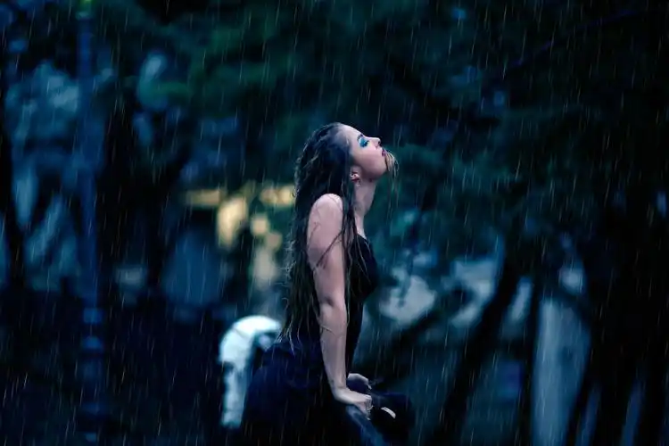 人物美女户外美女湿润的身体湿的头发自然雨womenwomenoutdoorswet