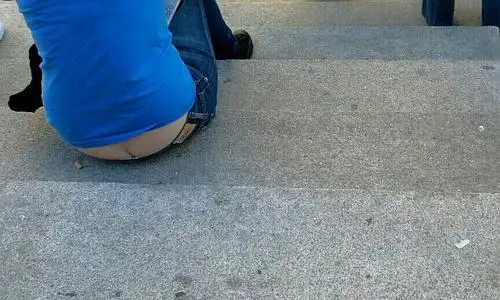想问问女生们,你们穿低腰裤的时候不会介意自己后面走光吗?