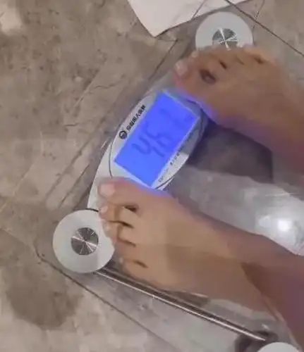 吴谨言体重没有80斤看到体重秤上的数字我不配吃饭