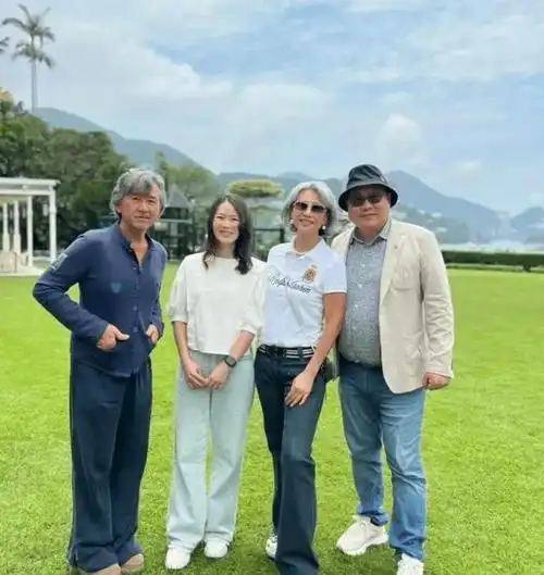 62岁叶倩文升级当奶奶,一头白发却成焦点,穿背心身材有料!