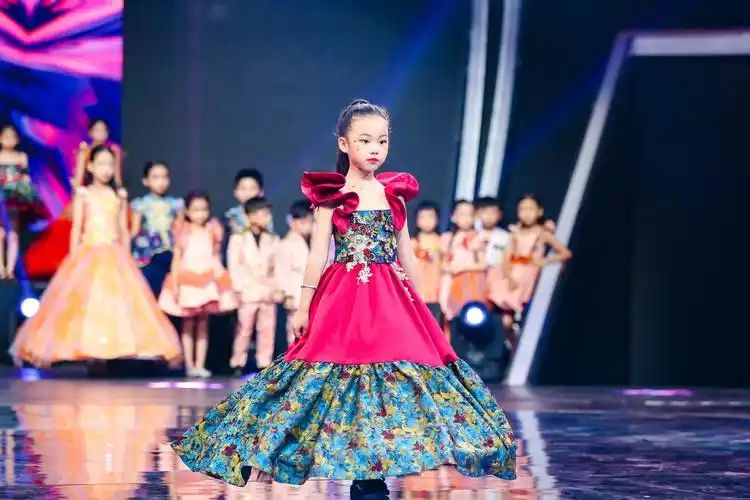 女童走秀款礼服超仙高级拖尾公主主持人维多利亚高端儿童礼服