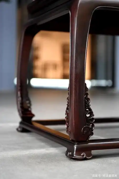 此有束腰圈椅选用赞比亚血檀制作,色泽沉穆,虽为血檀材质,但以紫檀的