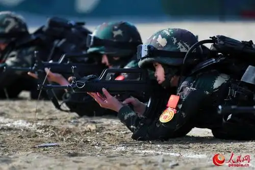 惊险炫酷!男女特战比武闯火球驾战车