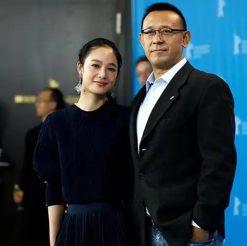 姜文在一次采访中曾说:"老婆肯定是怕",这句话让大家感受到了甜蜜的