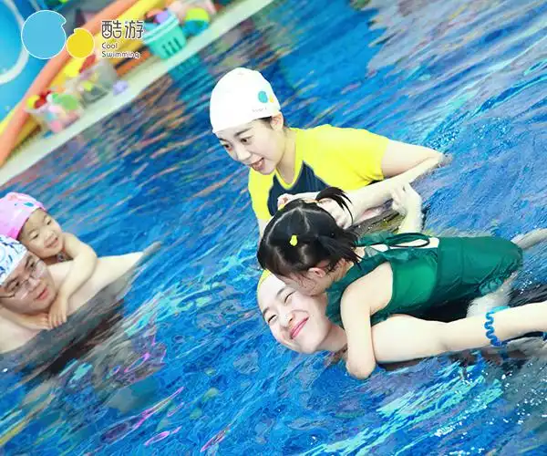 亲子游泳真正的陪伴是在孩子的心中留下幸福的种子