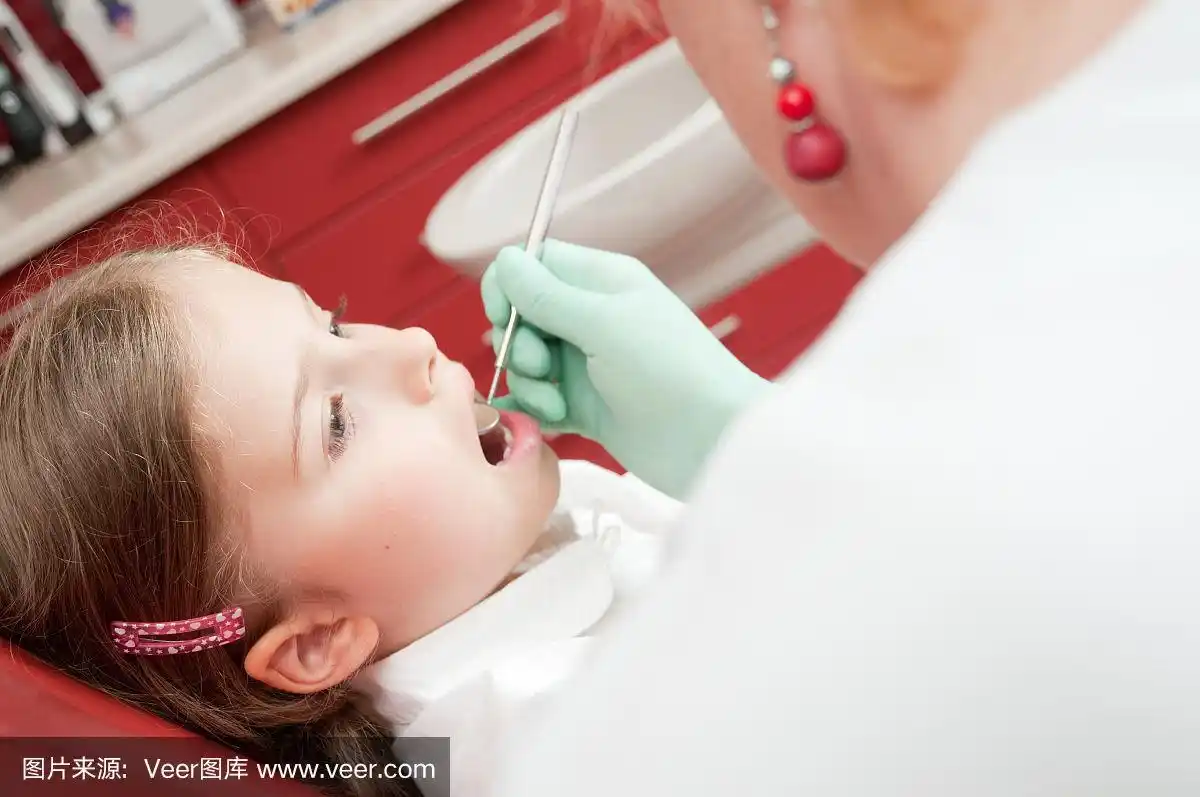 小女孩在看牙医