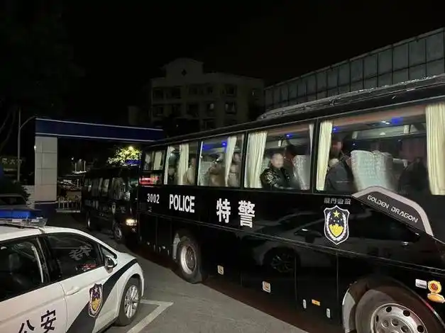 现场抓获40多人特警大巴出动拉人