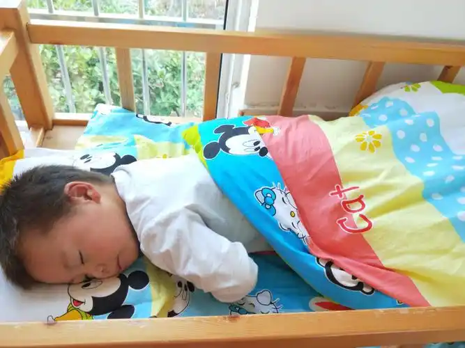 小班小朋友午睡照片