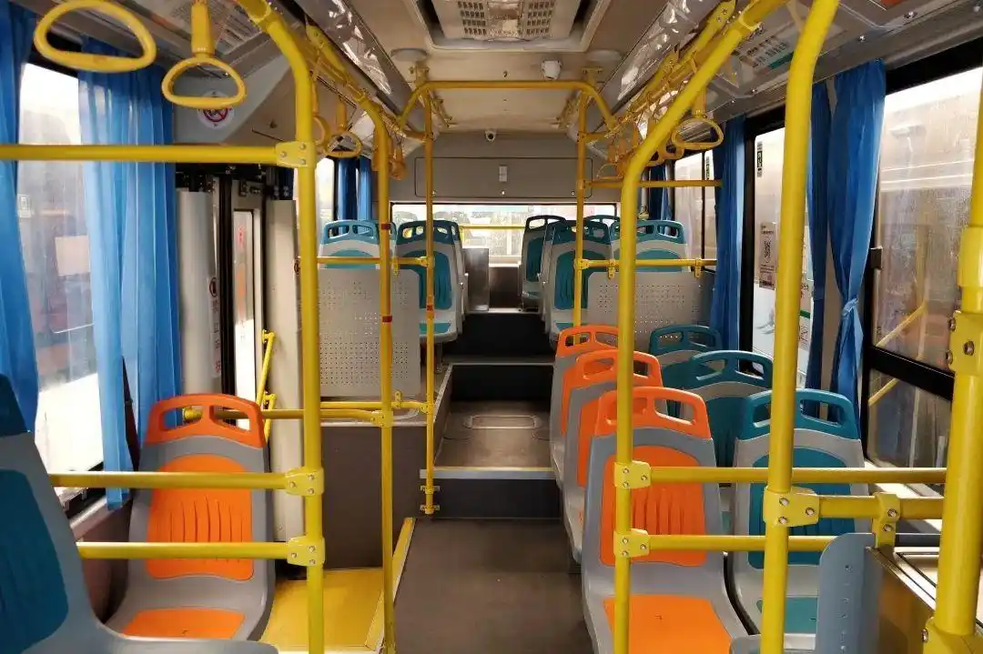 深圳公交车迎来上新乘坐空间更大每个座位旁都有usb充电口