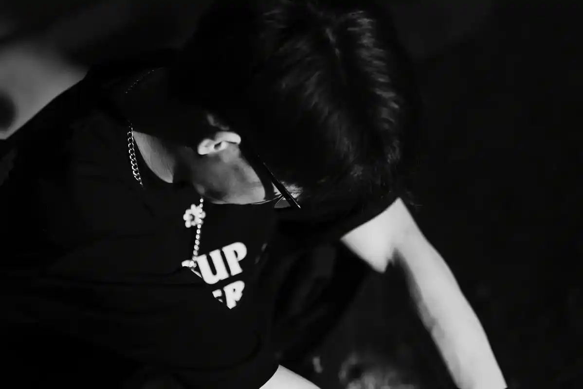 春天了 要去追求有意义的人和事了#摄影  #黑白 - 抖音