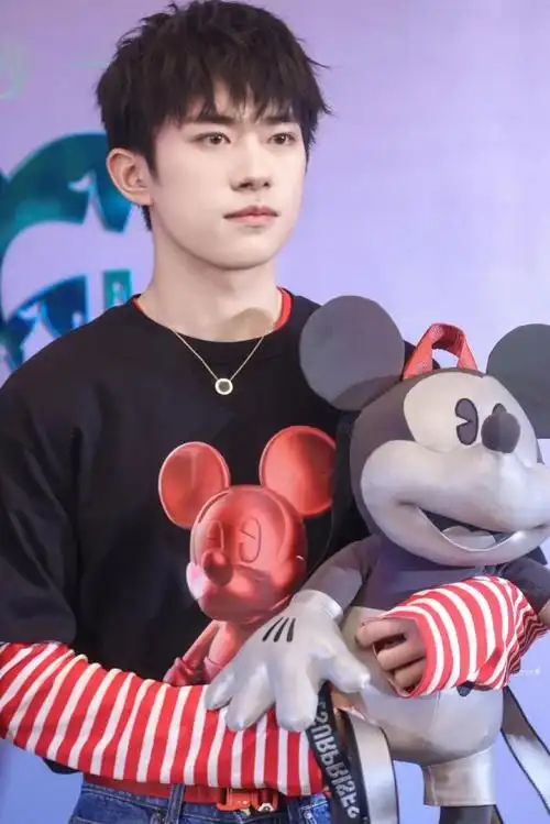 易烊千玺壁纸微笑易烊千玺壁纸