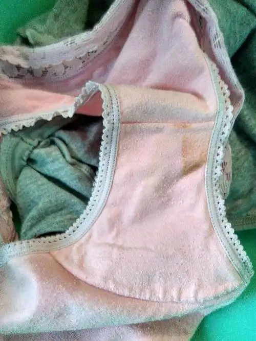 这是怎么回事?刚换的干净短裤,正在来大姨妈,用上新卫生巾后,短裤