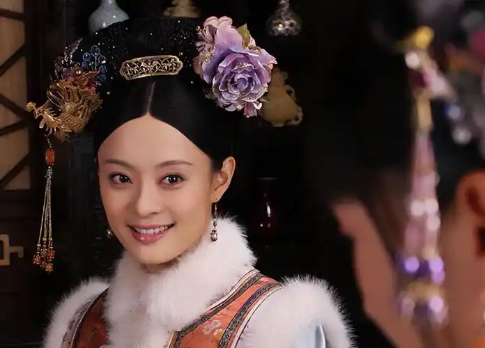 首先就是饰演女主甄嬛的孙俪,参演《甄嬛传》时,她还没到30岁.