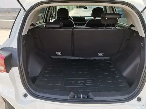 虽然是小型的suv,但是我感觉空间上是差不了多少的.