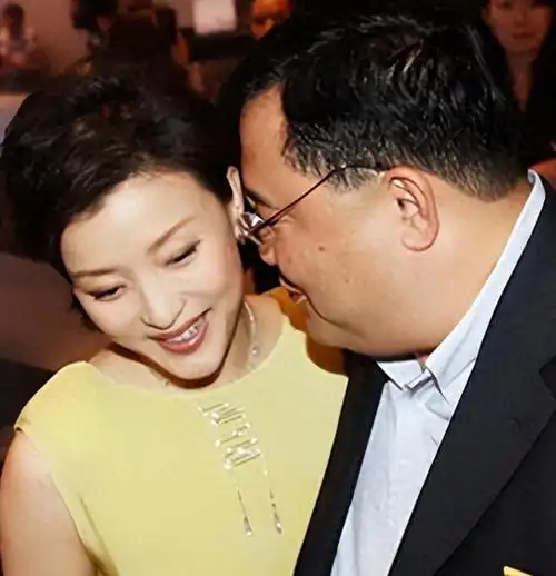 杨澜罕见露面高调秀恩爱,力破离婚谣言,300斤老公遭网友吐槽!