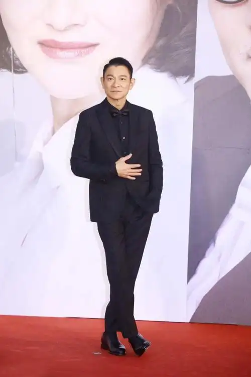 59岁刘德华状态很好,活力又帅气,背头造型展露"天王般"气场