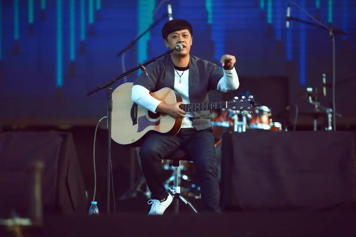 近日,著名民谣歌手方磊受邀参加2018哈尔滨万达乐园"音浪音乐节",倾情