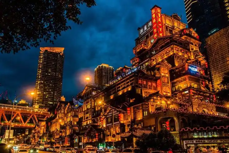 看一看千与千寻般的洪崖洞