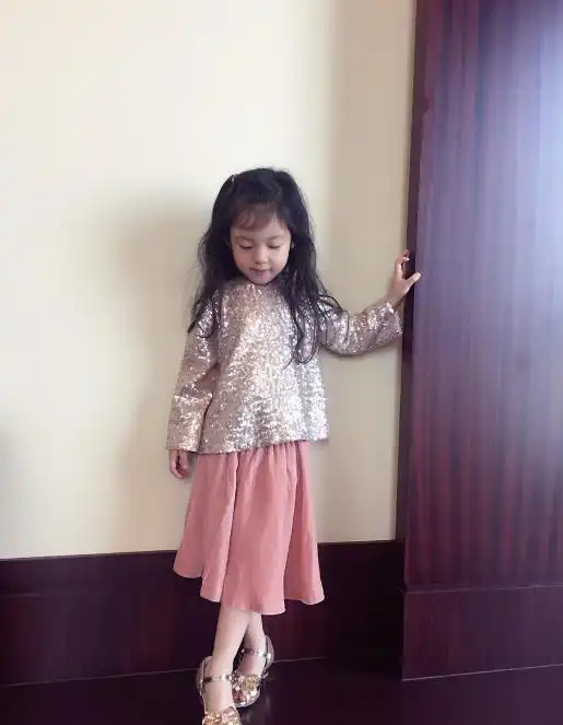 小泡芙上《妈妈是超人》,小山竹不甘落后?一头卷发戴墨镜拍写真