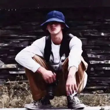 男生戴帽子冷酷帅气头像高清图片