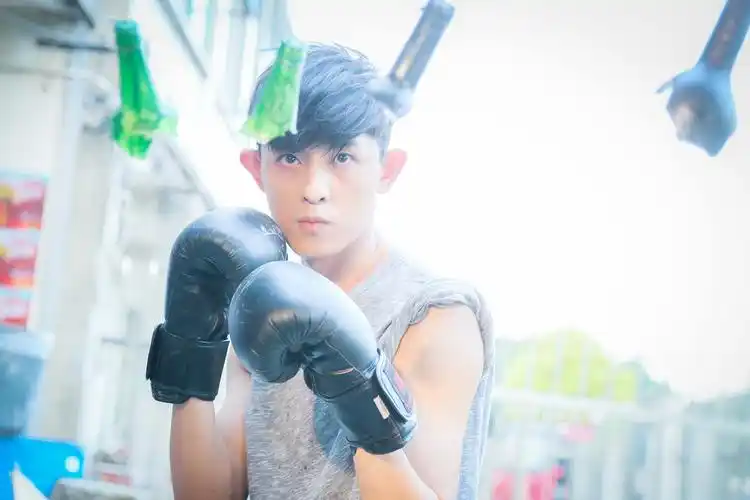 在最新曝光写真剧照中,敖犬半袖卷起露出性感的肌肉.