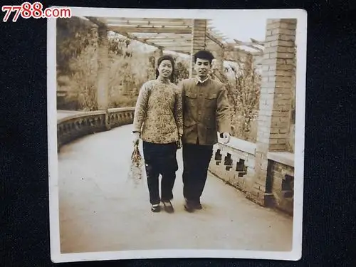 五十年代老照片我爱我的她送您一束玫瑰花尺寸60x58公分