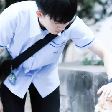 高清摸头情侣头像一对两张真人图片