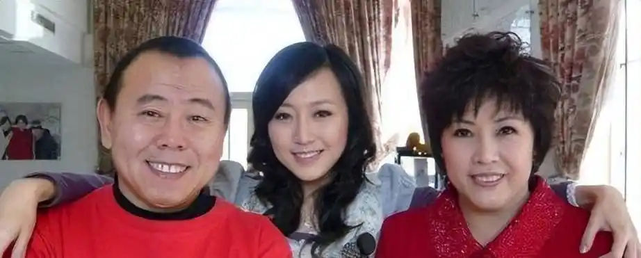 潘长江和妻子结婚三十八年妻子被宠上天如今花甲之年整容成功