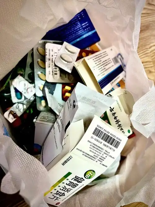 居家整理扔掉一袋子过期药