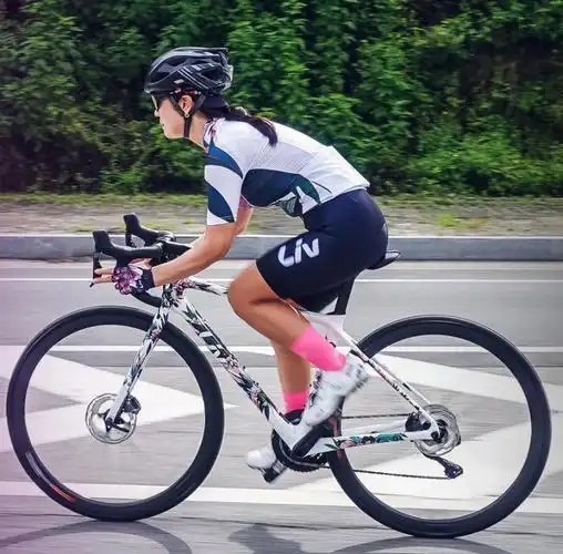 blanc collection 呈现无限未来liv品牌在今年正式作为女子环法自行车