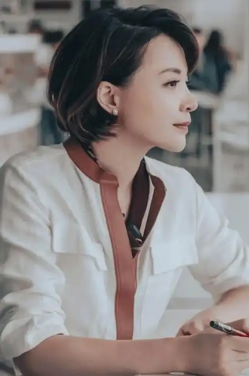 董卿沉寂3年终于回归,穿亚麻裙巧搭丝巾,50岁美的优雅又高级