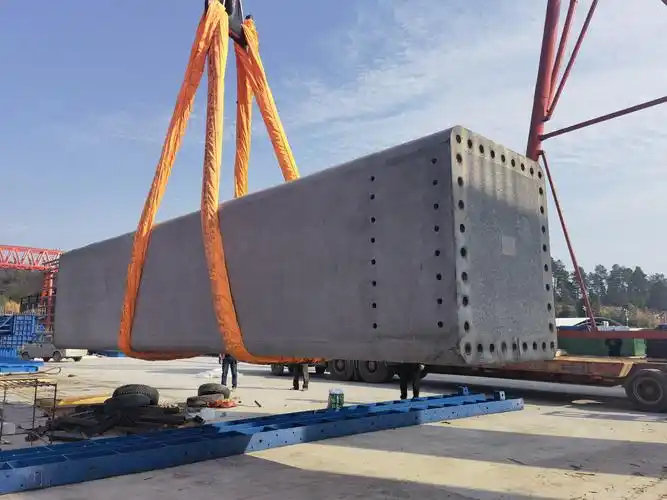 东江源大道快速化改造工程首根预制墩柱完成吊装