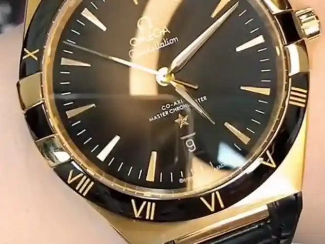 红酒,玫瑰,钻石都是爱情的象征,寓意承诺和誓言,劳力士间金日志手表