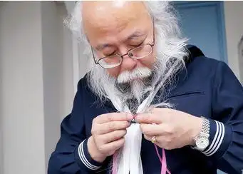 4g浏览器-网络红人日本"水手服大叔"萌化全球